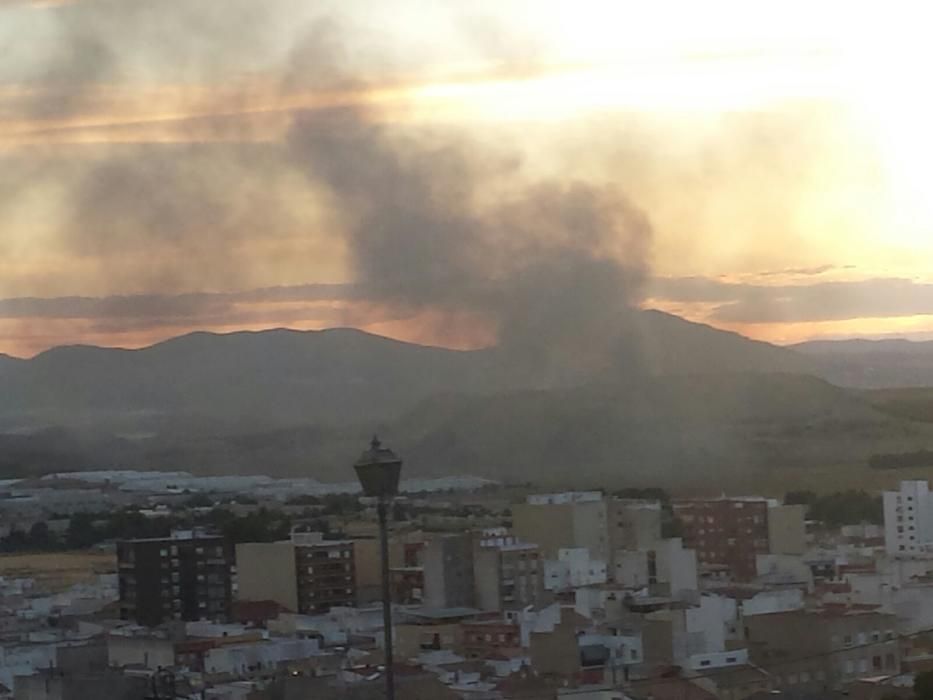 El viento de Poniente está arrastrando la densa columna de humo negro al casco urbano