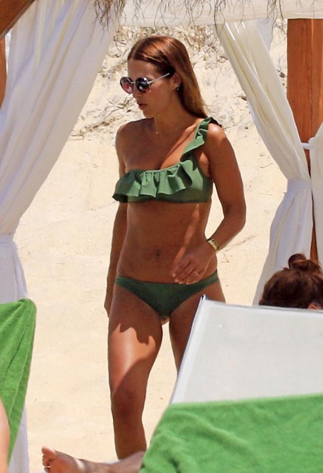 Gafas redondas y bikini con volantes, el look de 'beachy' de Paula Eche