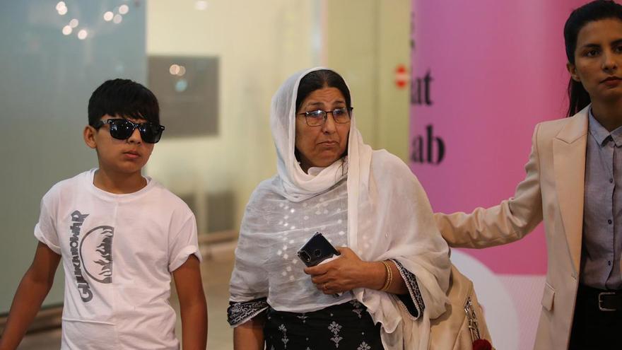 La madre de las hermanas asesinadas en Pakistán llega a Barcelona: &quot;gracias por dejarme regresar&quot;