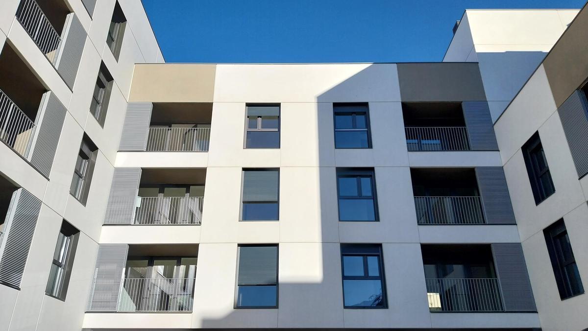 Una de las fachadas de la promoción de viviendas cooperativas en El Prat de Llobregat