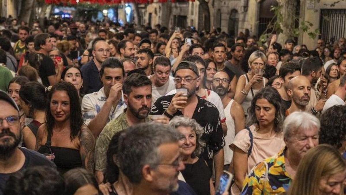 Gentada al carrer de Valladolid, a la Festa Major de Sants, ahir. | ZOWY VOETEN