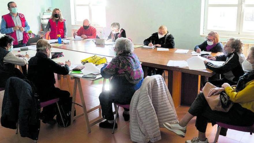 Sobre estas líneas, Encarna, Balbina, Mariana, Isidora, Rosa, Lola, Petri y Olimpio participan en el taller junto a técnicos y voluntarios de Cruz Roja Zamora. | José Luis Fernández