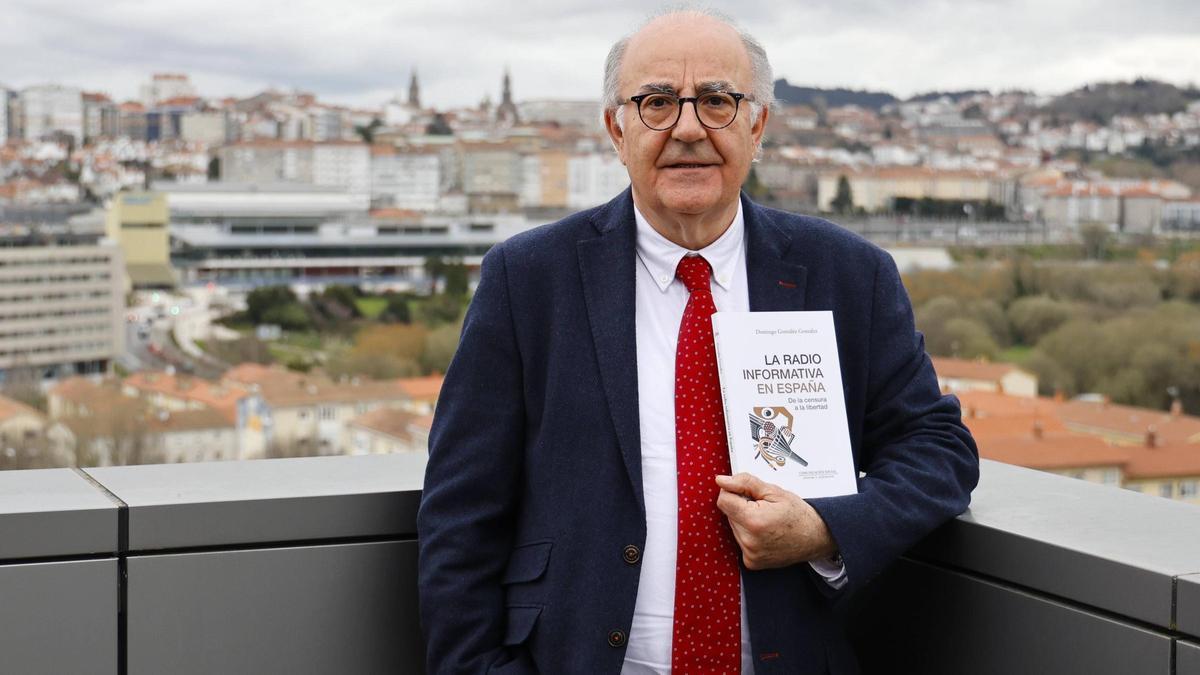 El periodista Domingo González posa con su libro en las instalaciones de ‘El Correo Gallego’