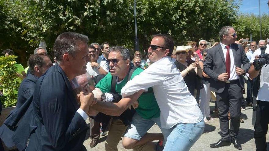 Un momento del forcejeo entre el padre y el servicio de seguridad del presidente Feijóo.