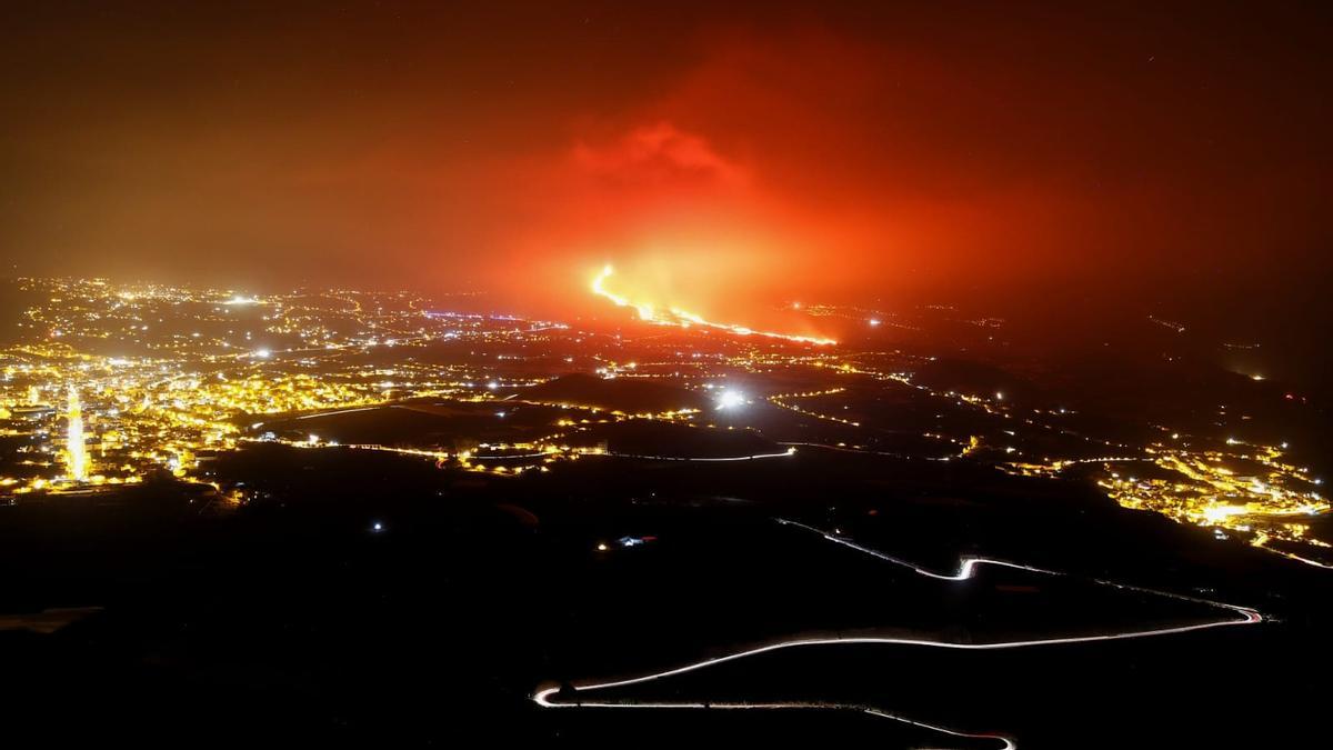 Un río de lava del volcán arrasa Callejón de La Gata y Todoque