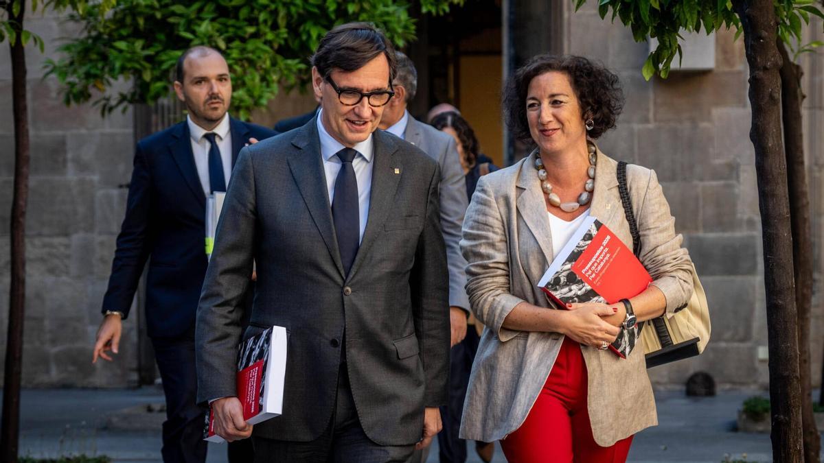 El president de la Generalitat, Salvador Illa, con la consellera de Economia, Alícia Romero, antes de la reunión para aprobar los presupuestos