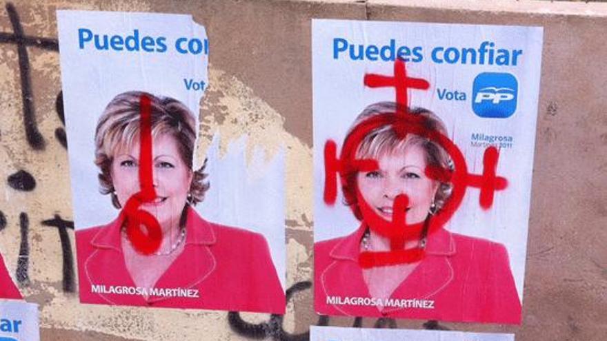 Pillada realizando pintadas en un cartel de Martínez