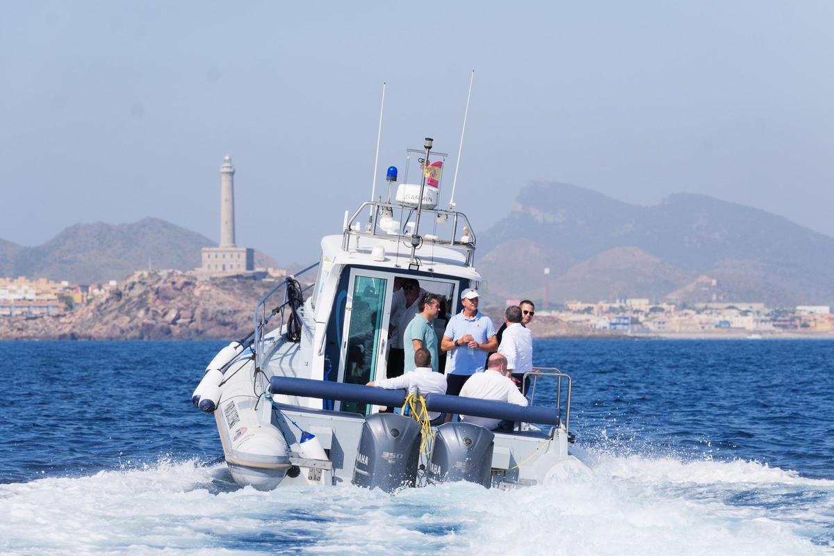 El consejero Joaquón Buendía, con parte de su equipo, ha visita este viernes la reserva marina de Cabo de Palos-Islas Hormigas a borda de una embarcación.