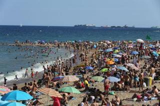 Playas de Barcelona: menos chiringuitos, parasoles y hamacas para evitar la saturación