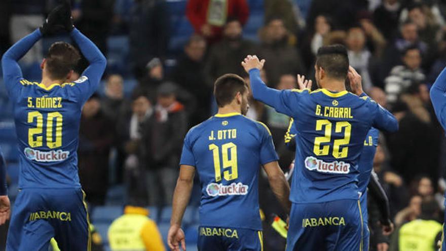 Los jugadores del Celta agradecer el apoyo de los aficionados que asistieron al encuentro // EFE