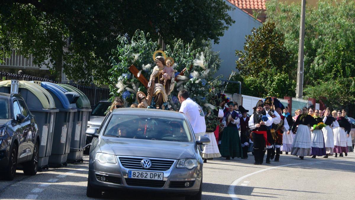 Traslado de la Virgen del Carmen desde la iglesia de Darbo a la lonja de Cangas.
