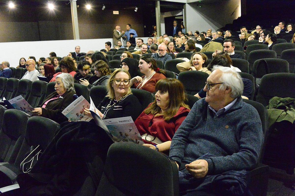 Parte del público asistente a la presentación de las Tendencias de Calzado otoño-invierno 26-27 en Elche, minutos antes de empezar el evento