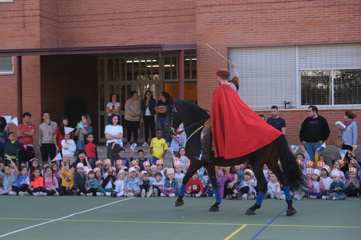 Francesc Cantó comienza su calendario de visitas a los centros escolares y de mayores de Elche que se prolongará todo noviembre