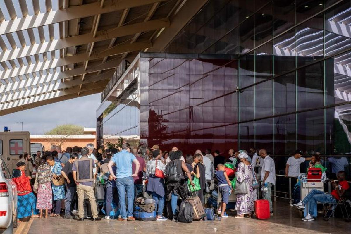 Residentes occidentales en Níger hacen cola en el aeropuerto Diori Hamani de Niamey este 2 de agosto intentando salir del país.