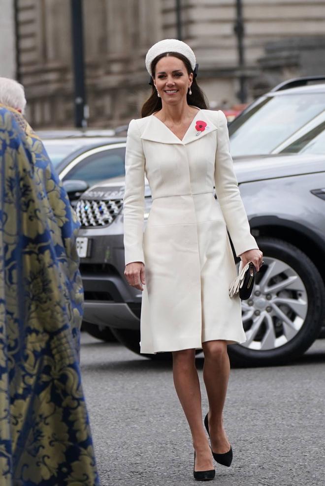 Kate Middleton con look blanco de Alexander McQueen en el Día de Anzac