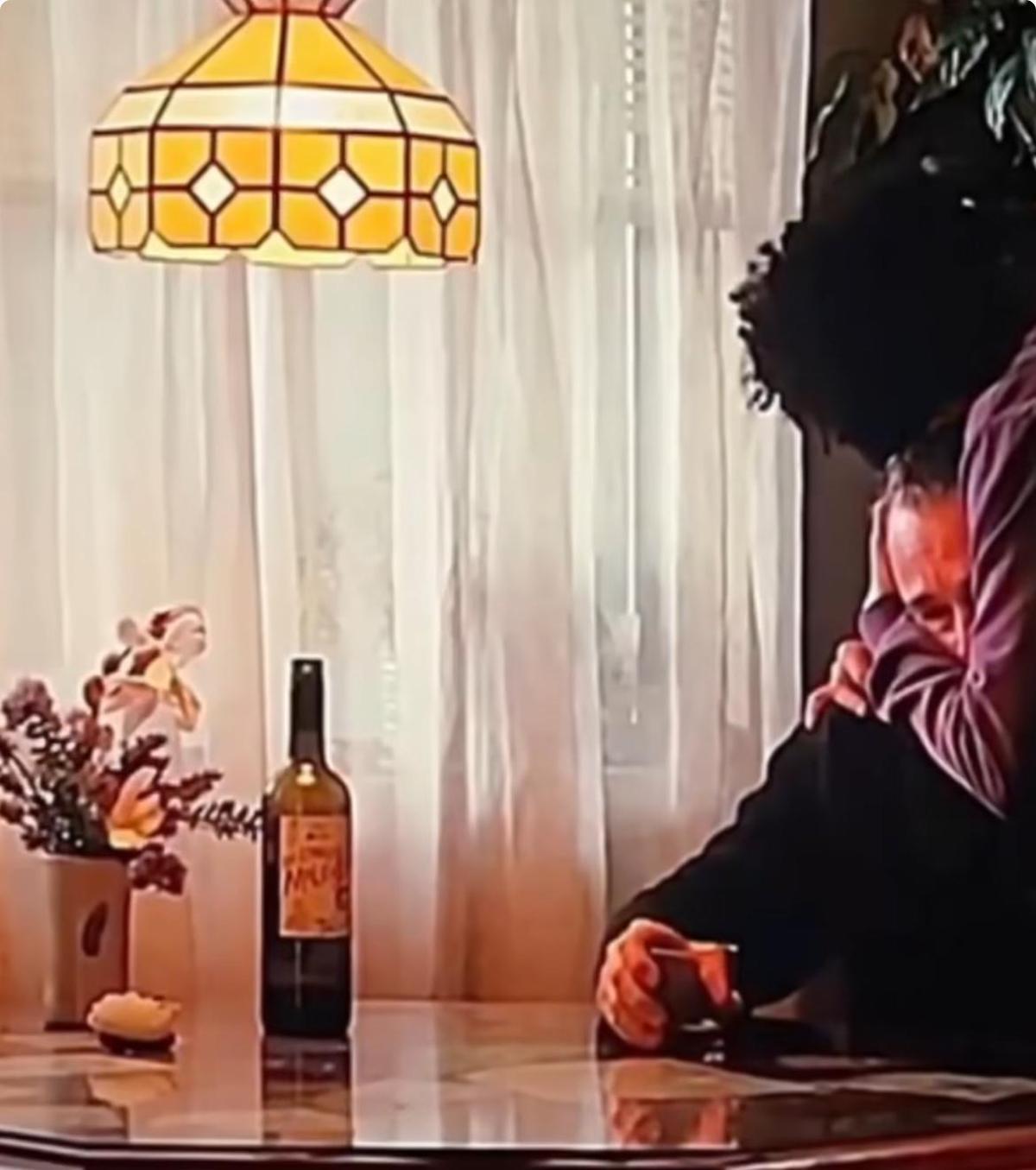 Escena de la película de Leonardo DiCaprio donde sale la botella de "Los conejos malditos"