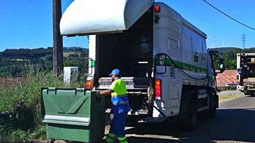 Un operario, con un colector.