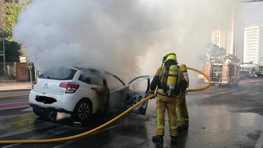 El incendio de un vehículo en Benidorm obliga a cortar la avenida Alfonso Puchades