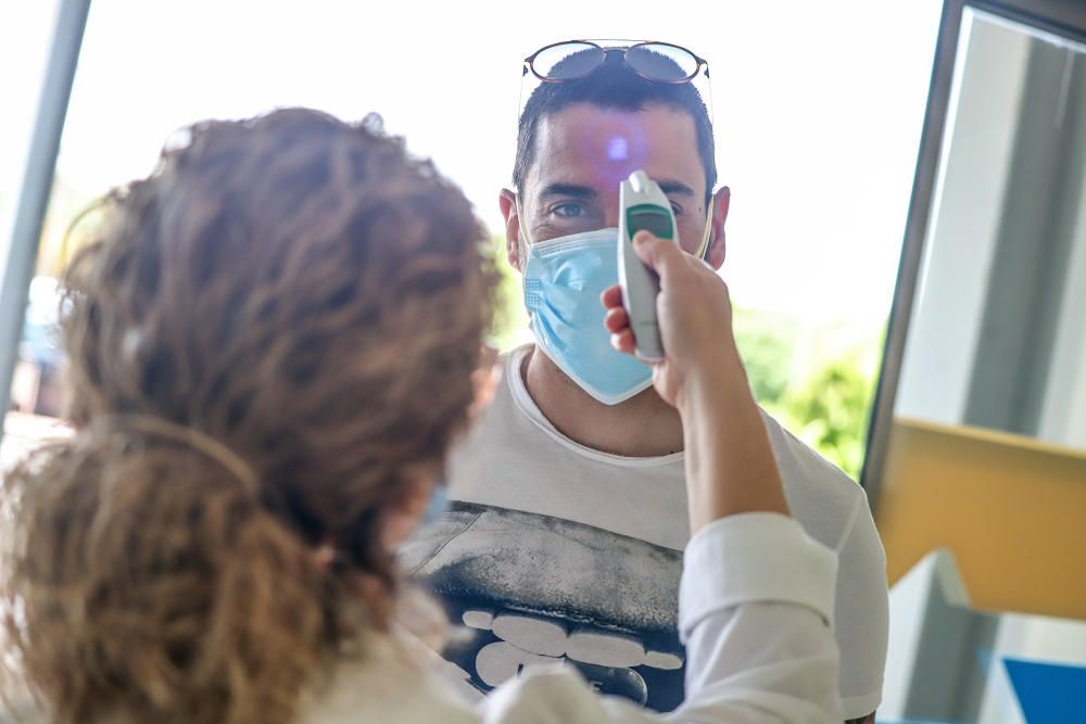 Toma la temperatura, controla higiene de manos y reparte mascarillas