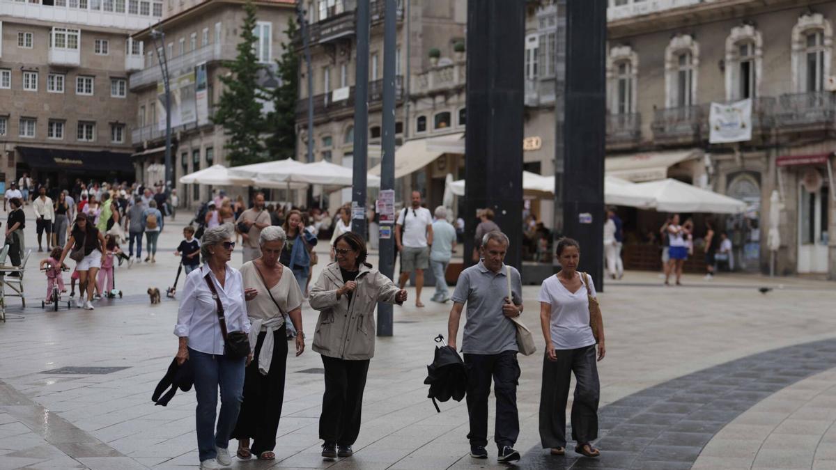 Gente protegiéndose de la lluvia en Vigo, el pasado mes de agosto.