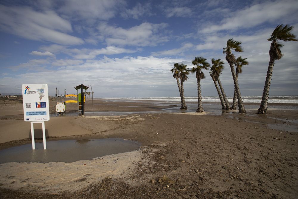 El temporal agrava la situación de la playa de Canet d'En Berenguer con nueva pérdida de arena y más piedras