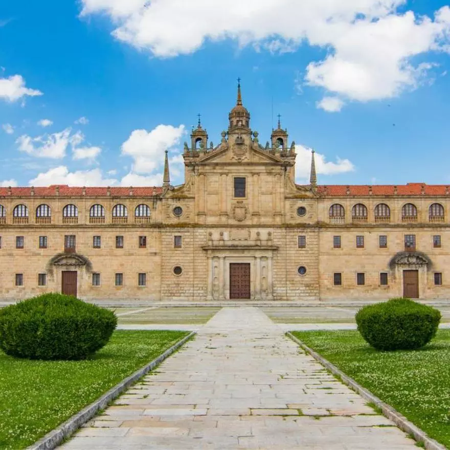 El escorial gallego: una joya del Renacimiento con obras del Greco y ubicada en el corazón de la Ribeira Sacra