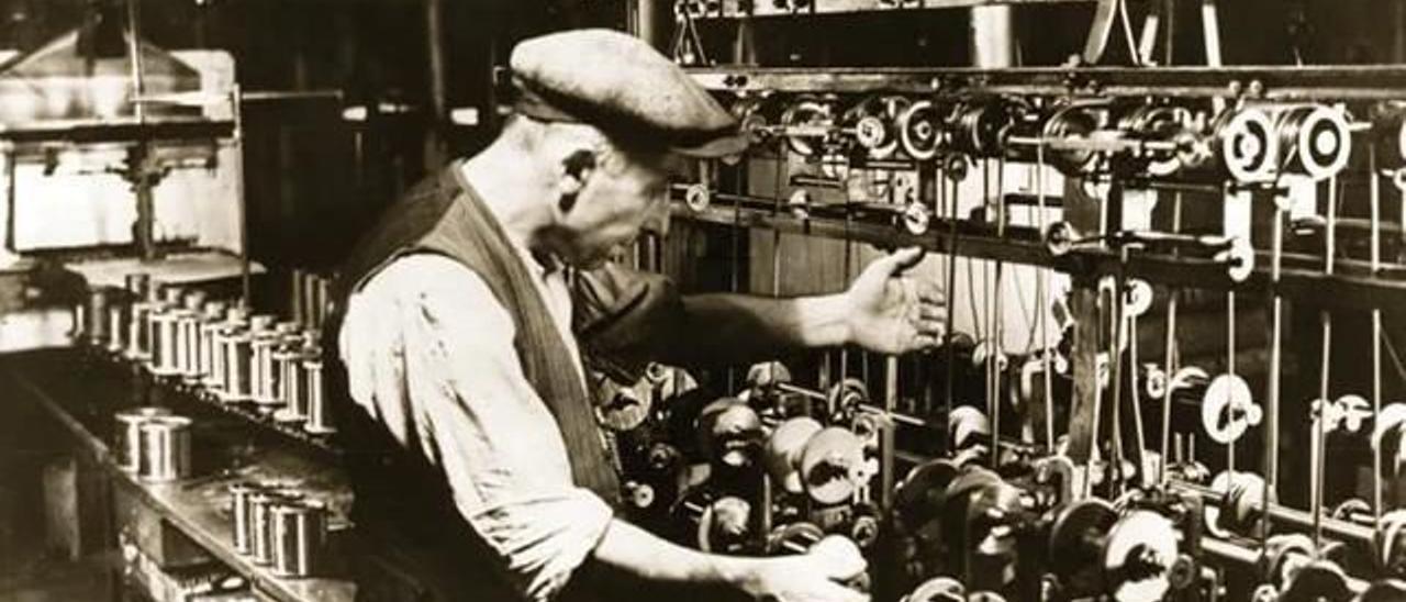 Trabajador en una fábrica alemana en 1943.