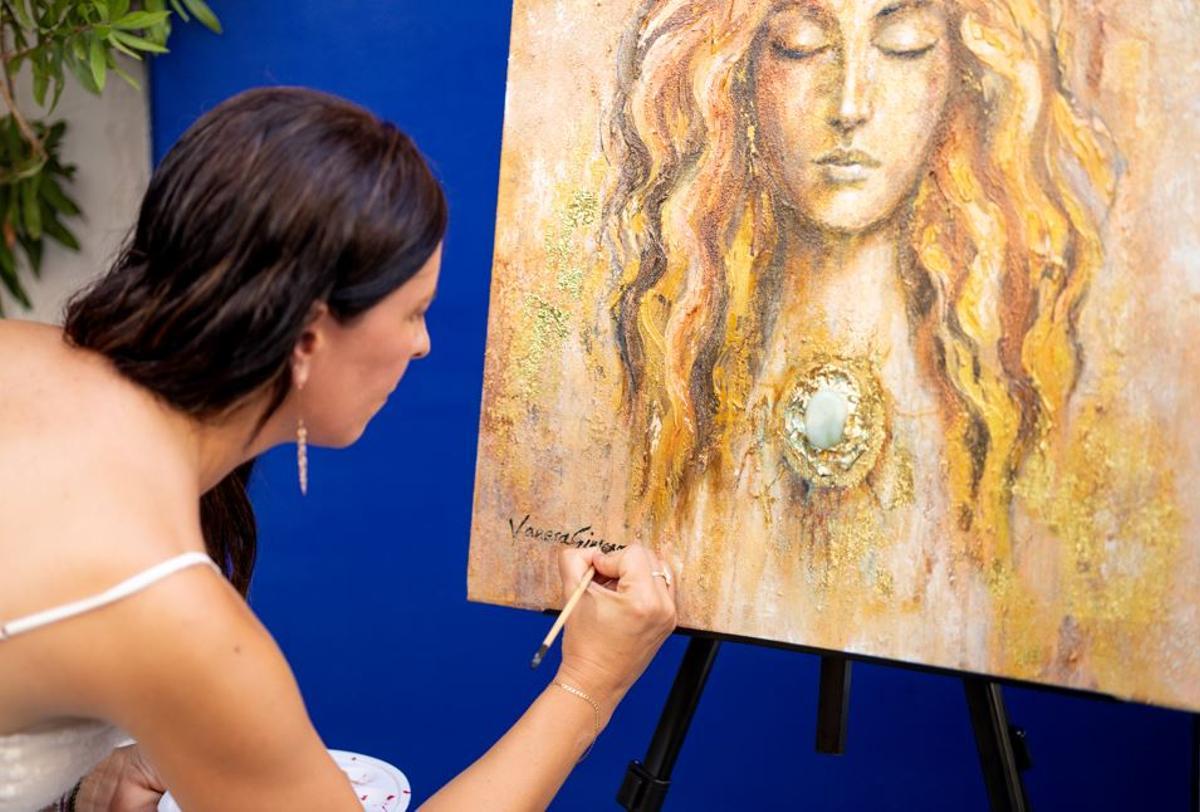 Vanesa Gimeno junto a su obra.