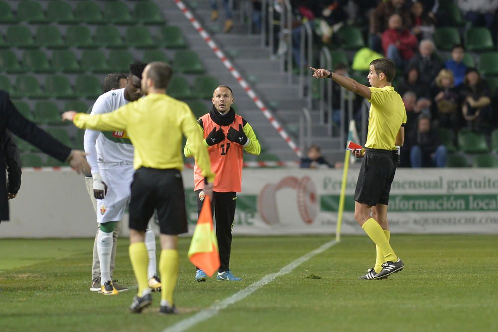 El Elche gana al Olot pidiendo la hora (2-1)