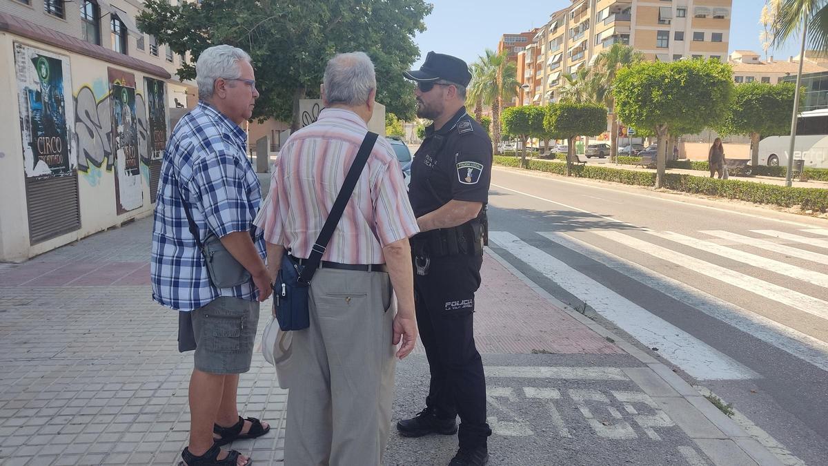 Un agente habla con vecinos de La Vila Joiosa.