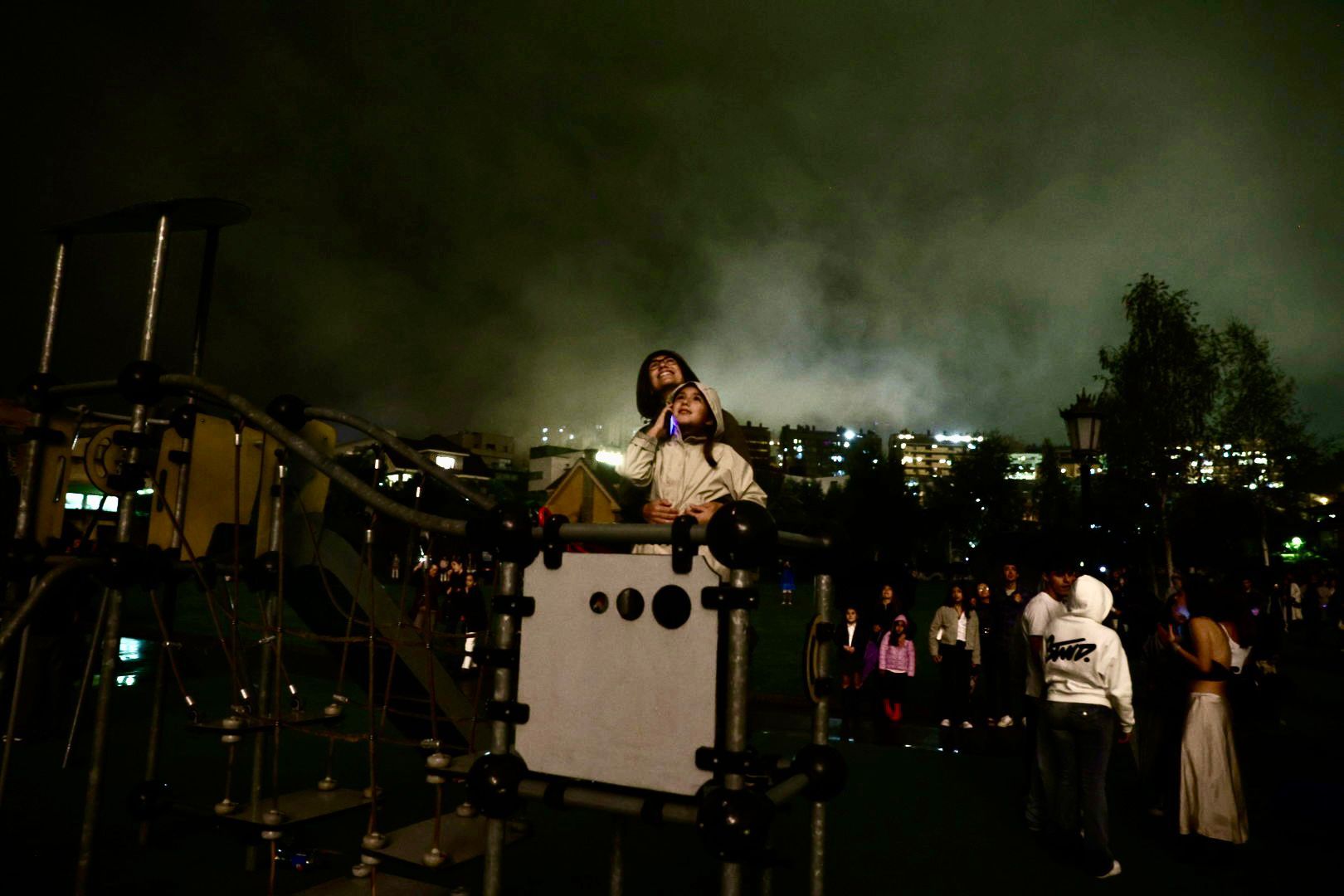 EN IMÁGENES: Así se vivieron unos fuegos de San Mateo bajo la lluvia en Oviedo