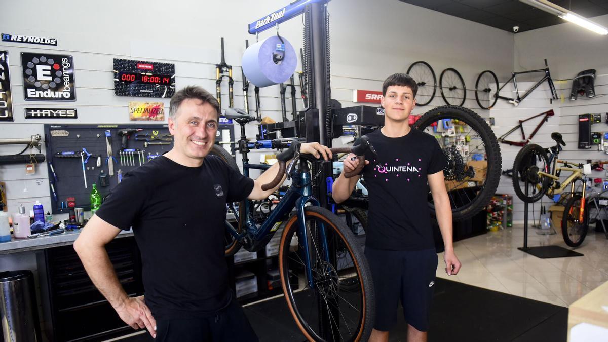 Pedro Atena, encargado de Ciclo Quintela con un miembro del club