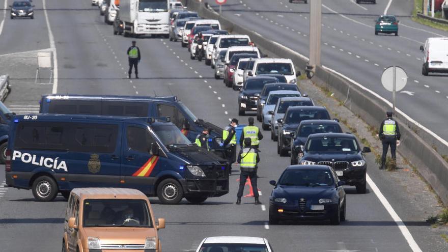 Un control policial, ayer, en Alfonso Molina para vigilar los desplazamientos de Semana Santa.