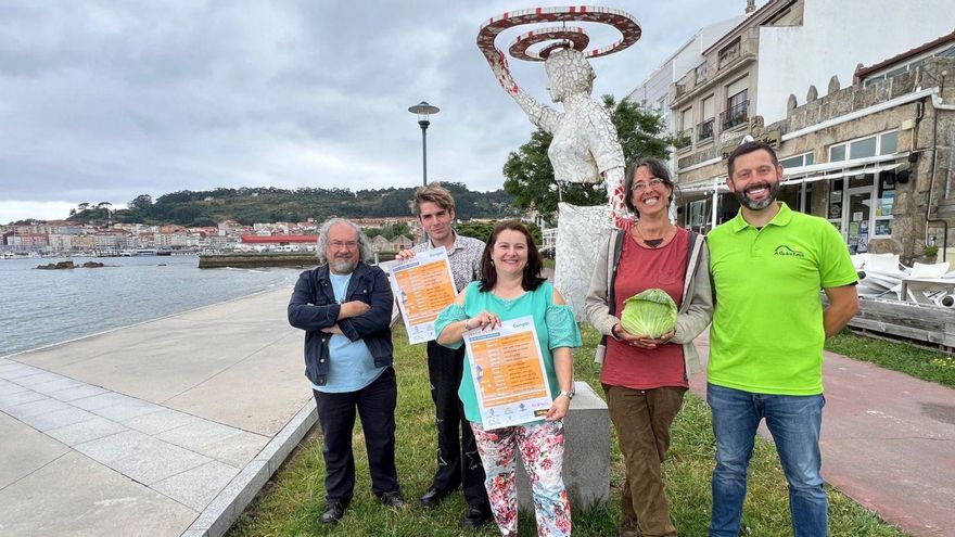 Artífices da nova ruta por Coiro, onte en Rodeira xunto a unha escultura de Henrique Prado. | G.N.