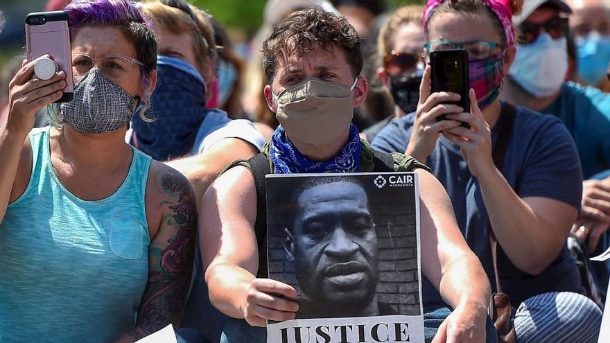 Gente protestando por la muerte de George Floyd.