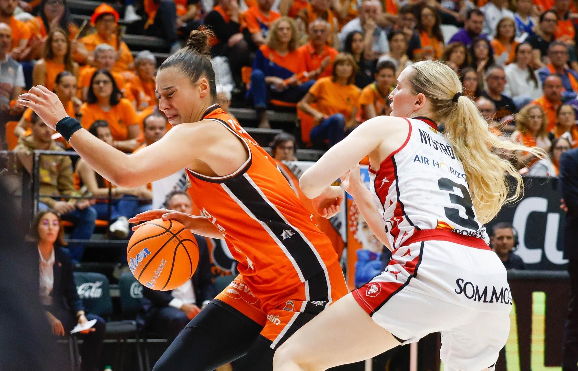 En imágenes | Primer partido de la final entre Valencia Basket y Casademont Zaragoza