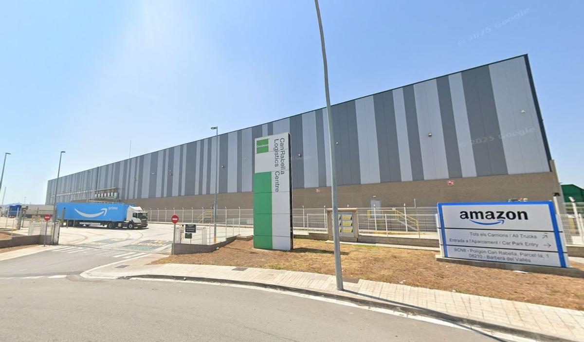 Imagen exterior del almacén logístico de Amazon en Sabadell doned fue detectado el robo de los casi 4.000 paquetes.