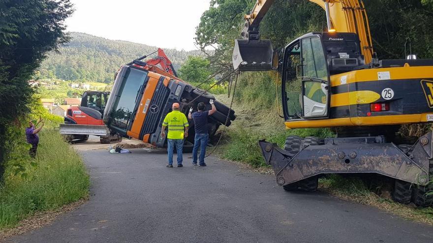 Vuelca un camión en Loimil durante las obras de asfaltado