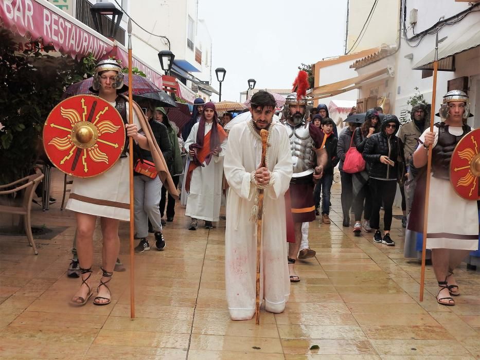 El tiempo dio una tregua para la procesión de Jesús Nazareno en Sant Ferran y ayer el vía crucis se celebró bajo una fina lluvia