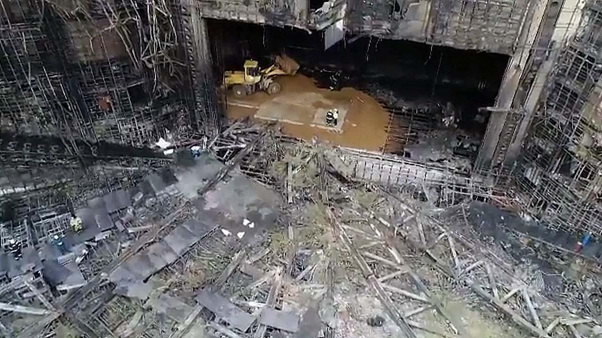 Rusia utiliza un dron para mostrar el interior del teatro calcinado.