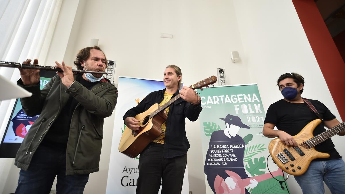 La banda cartagenera SUR ofreció ayer un pequeño adelanto de lo que será su actuación en el festival.