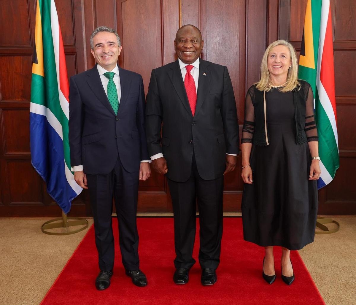 El embajador zamorano (izquierda), su mujer (derecha) y el presidente de Sudáfrica (centro).