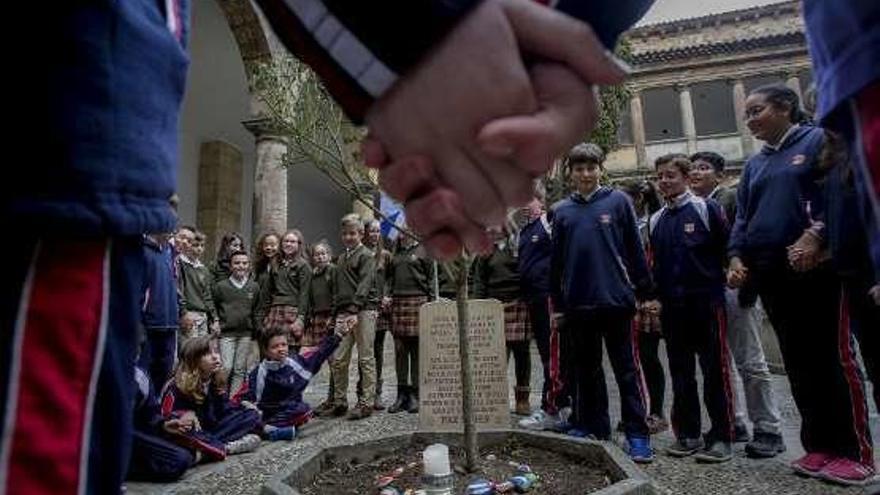 Los alumnos del San Nicolás se dan la mano en el patio del colegio.