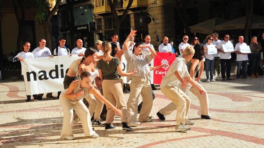 Un momento de la performance de danza en la Plaça de Baix para acabar con el sinhogarismo