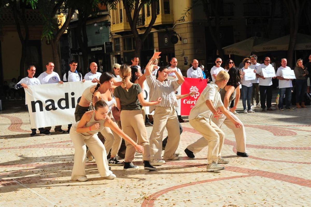 Un momento de la performance de danza en la Plaça de Baix para acabar con el sinhogarismo