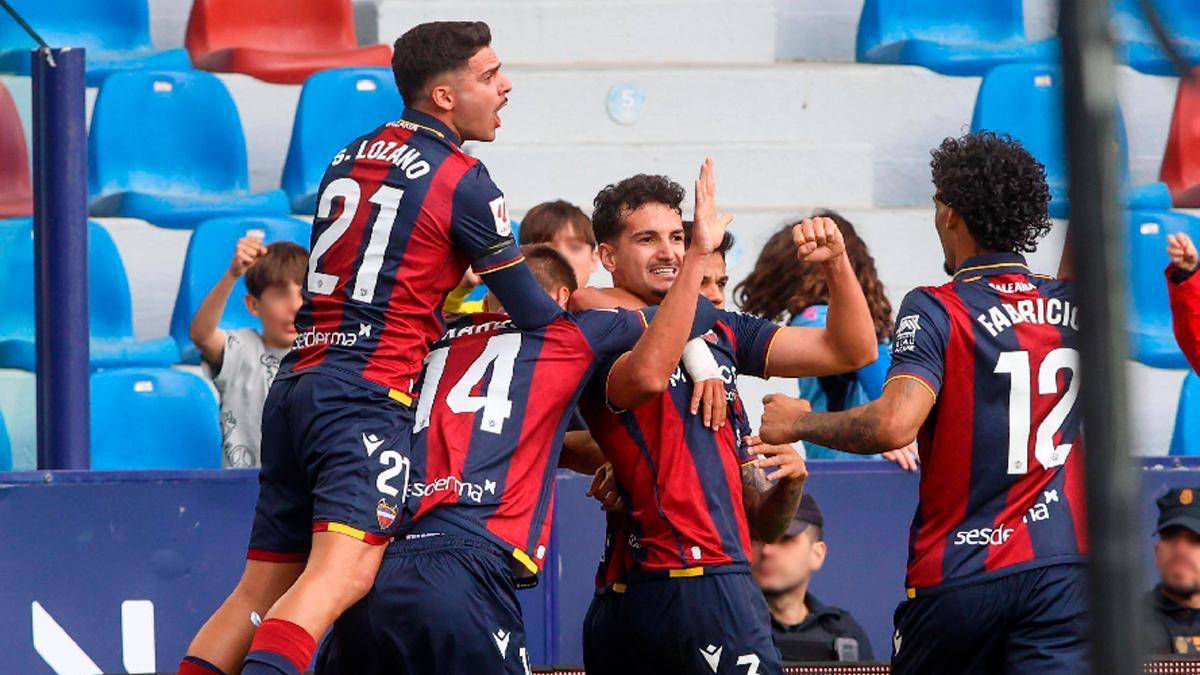 Los jugadores del Levante celebran el gol de Álex Muñox