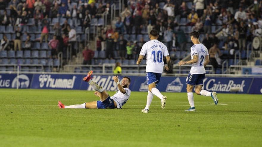Nikola Sipcic celebra el último gol del Tenerife en esta Liga, el día 9 de marzo ante la Ponferradina.