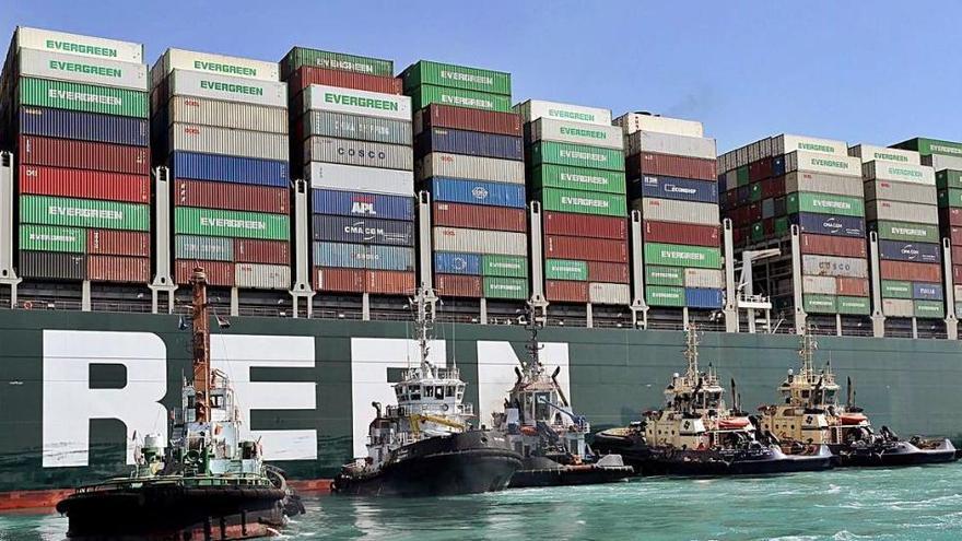 Imatge de les tasques que es realitzen al vaixell que bloqueja el canal de Suez.