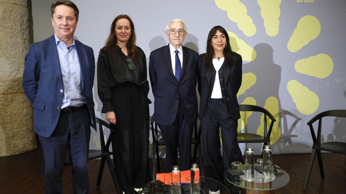El president de la Fundació Gala-Salvador Dalí, Jordi Mercader, el director de l'Institut Max Planck d'Òptica Quàntica, Ignasi Cirac, la directora de Platfform Dalí i l'artista mexicana Tania Candani durant la presentació de Platform Dalí