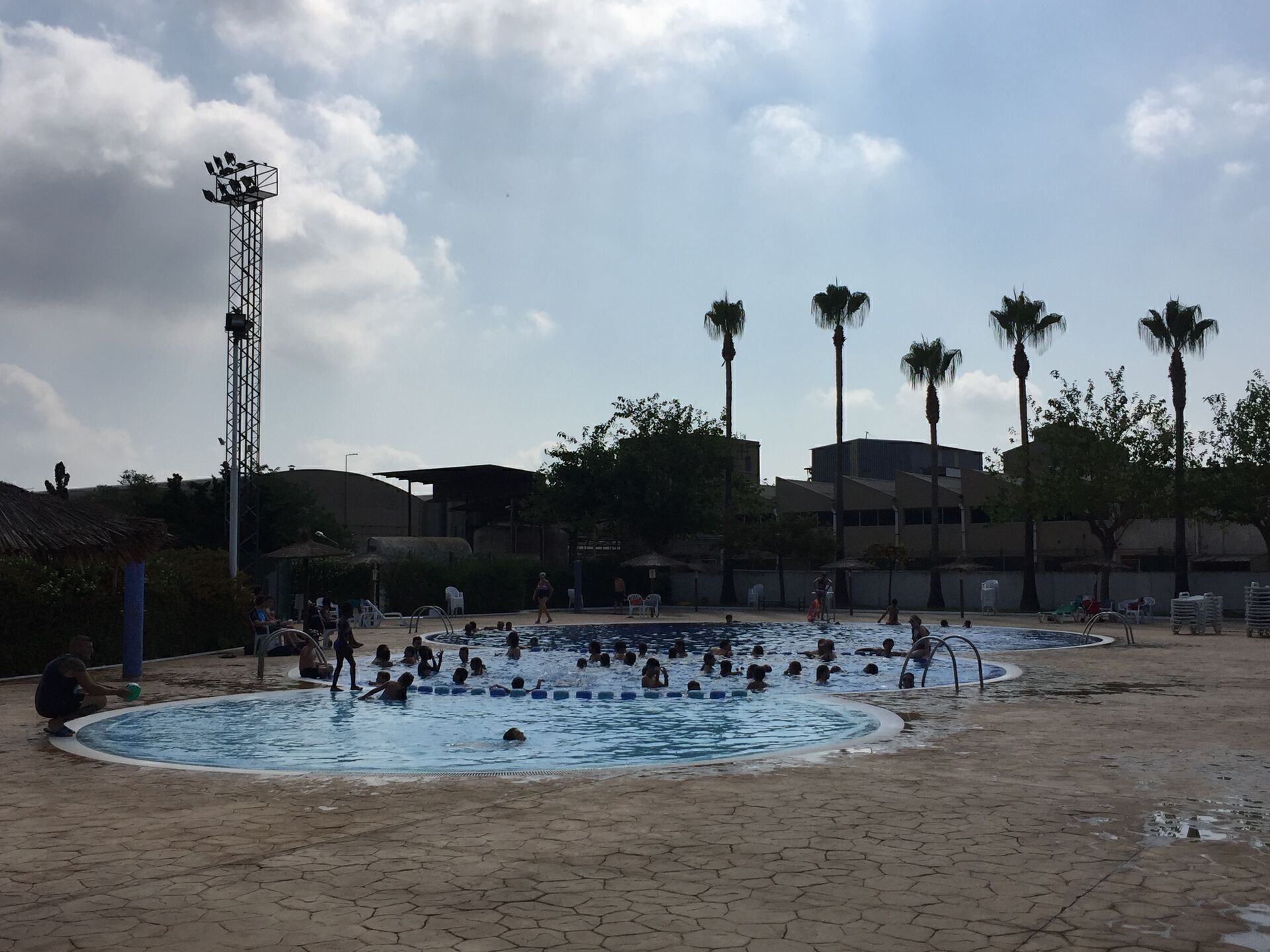 Bañistas en la piscina de Benifaió, en una imagen de archivo.
